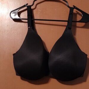 LOT OF 2 40G CACIQUE BACK SMOOTHING LIGHTLY LINED BRAS- BEIGE AND BLACK
